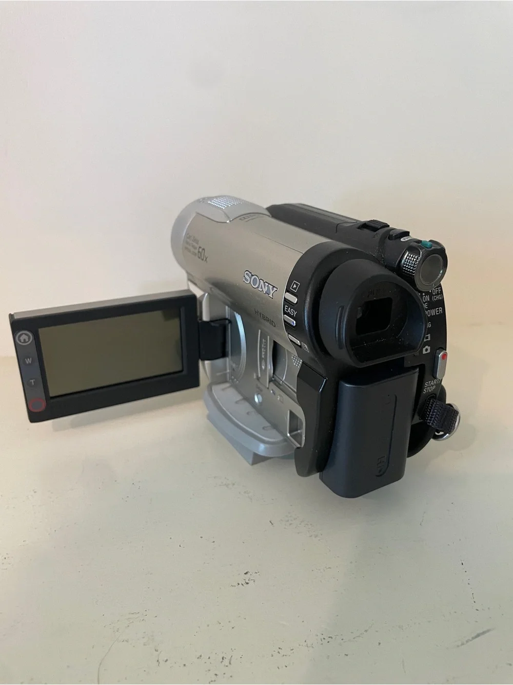 Sony Handycam DCR-DVD650 Hybrid Camcorder 60x Optical Zoom Mini DVD